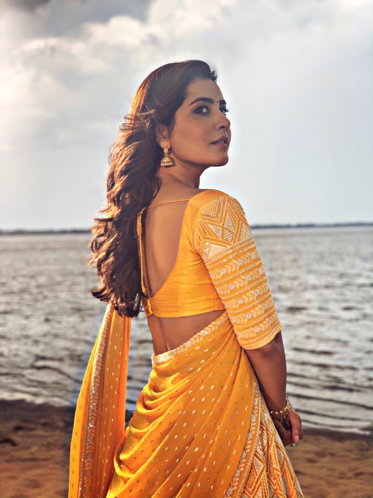 Stunning beauty Raashi Khanna on the sets of Prati Roju Pandaage at Rajahmundry