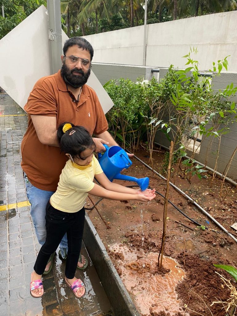 గ్రీన్ ఇండియా ఛాలెంజ్ లో భాగంగా మొక్కలు నాటిన కృష్ణుడు.