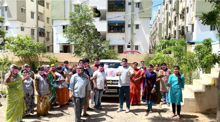 ‘మనం సైతం’ సారధ్యంలో చిత్రపురి కాలనీవాసులకు మాస్కుల పంపిణీ!!