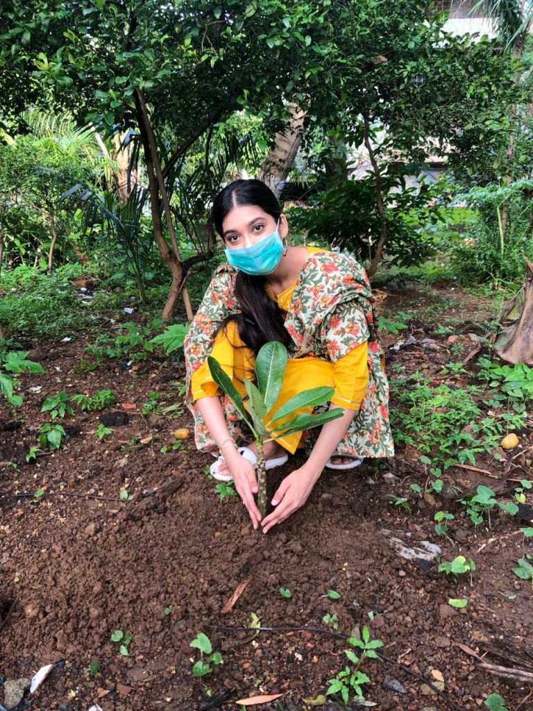 గ్రీన్ ఇండియా ఛాలెంజ్ ను స్వీకరించి మొక్కలు నాటిన ప్రముఖ హీరోయిన్ దిగాంగనా సూర్యవంశీ