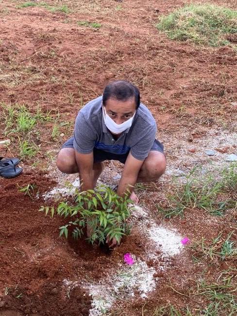 గ్రీన్ ఇండియా ఛాలెంజ్ ను స్వీకరించి మొక్కలు నాటిన 14Reels Plus నిర్మాతల్లో ఒకరైన గోపి ఆచంట