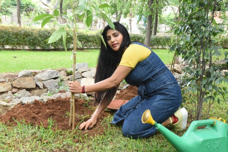 గ్రీన్ ఇండియా ఛాలెంజ్ ను స్వీకరించి మొక్కలు నాటిన నటి శ్రీ రాపాక
