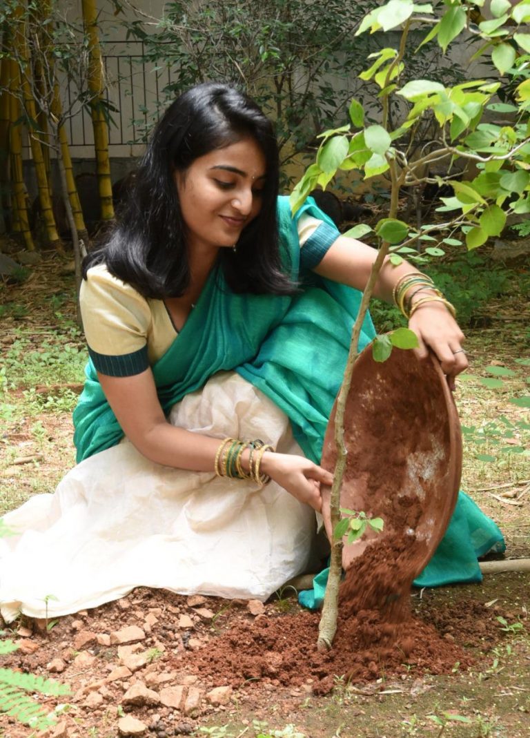 గ్రీన్ ఇండియా ఛాలెంజ్ ను స్వీకరించి మొక్కలు నాటిన ప్రముఖ హీరోయిన్ అనన్య నాగళ్ళ