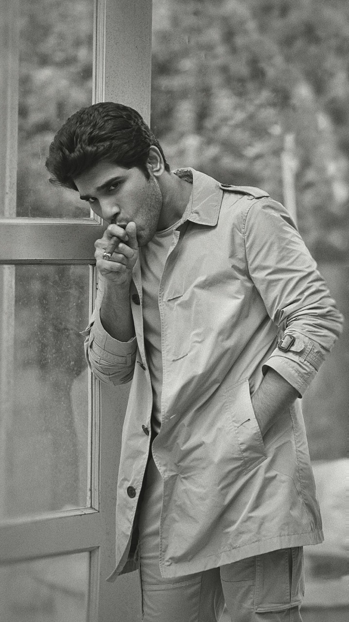 Allu Sirish’s dynamic pose with cigar in mouth
