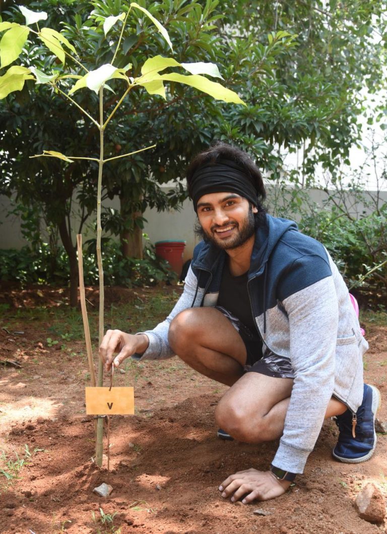 గ్రీన్ ఇండియా ఛాలెంజ్ ను స్వీకరించి మొక్కలు నాటిన యువ హీరో సుధీర్ బాబు