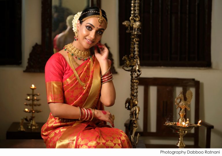 బాలీవుడ్‌లో రెండు భారీ చిత్రాల్లో హీరోయిన్‌గా హైదరాబాద్‌ అమ్మాయి అమ్రిన్‌ ఖురేషి..