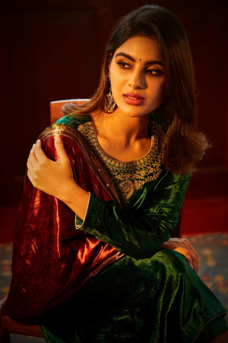 Gorgeous looks elegant in her photoshoot