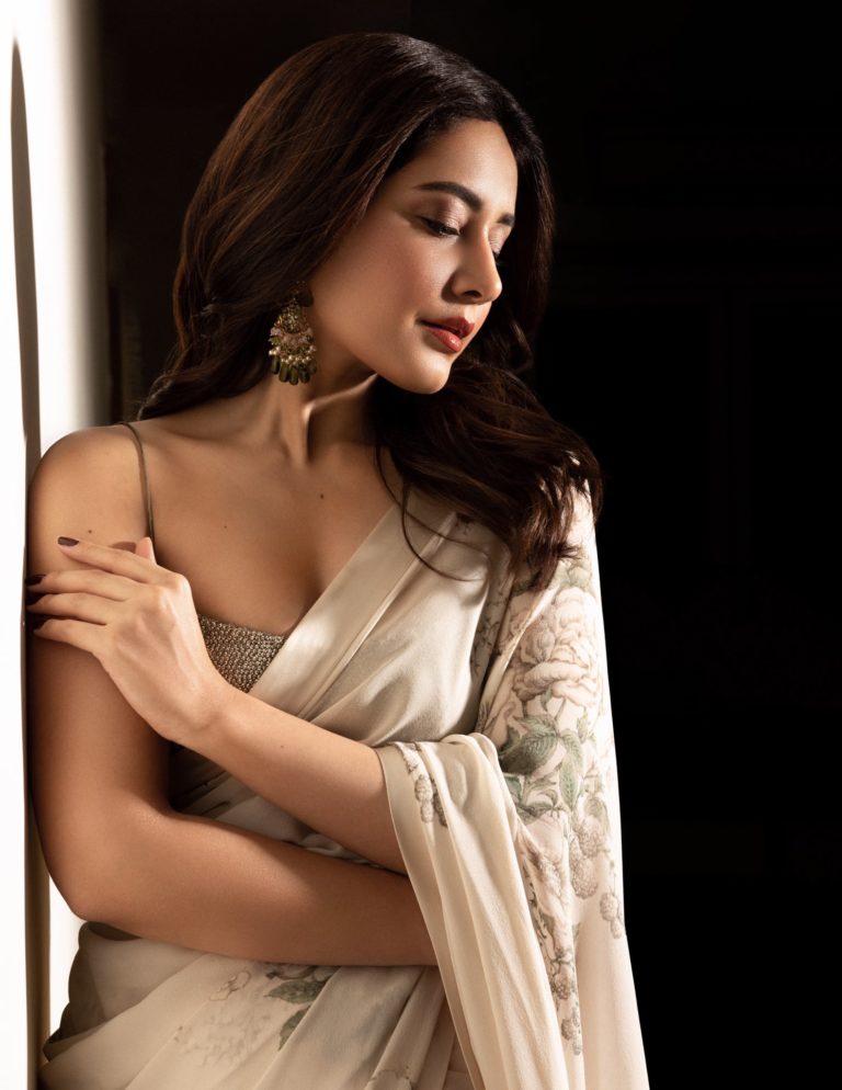 #sareelove at the pre – release event of #3Roses White heart