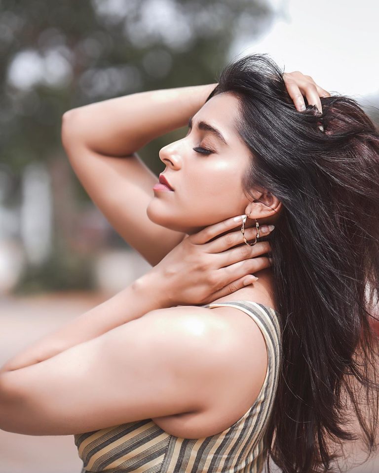 Rashmi Gautam Latest pictures from instagram