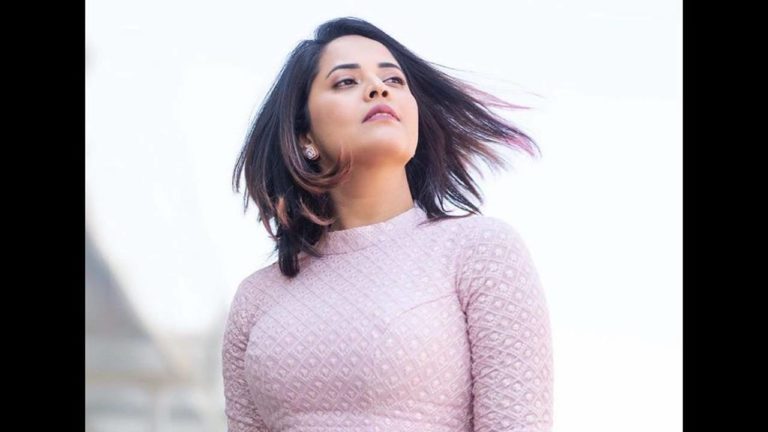 Pinkish anasuya in dazzling looks