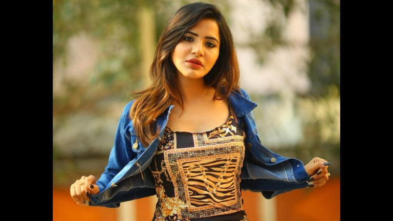 Ashu Reddy timely exploring her beauty