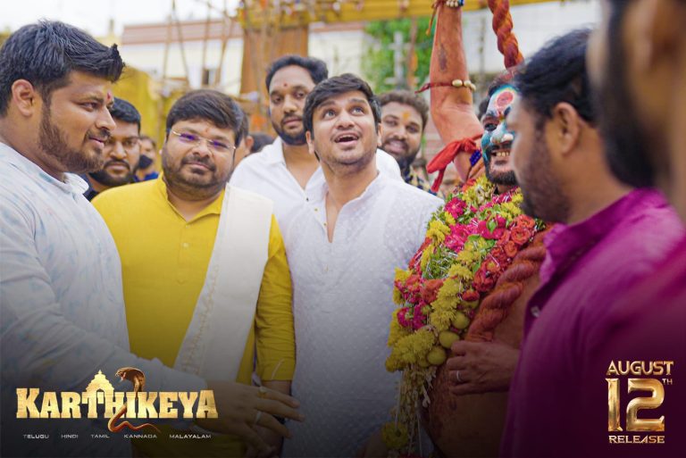 Karthikeya2 Team Producer Abhishek Aggarwal & Hero Nikhil Take the Blessings of Mahankali Ammoru
