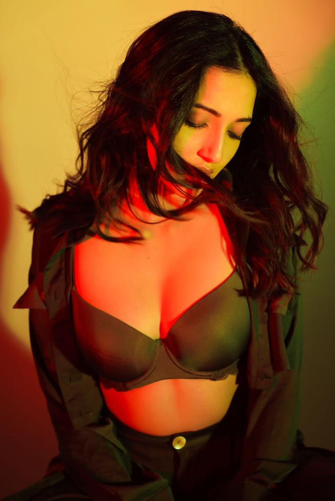 Sizzling star neha shetty sets the fire in right way.