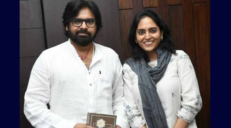 ఫస్ట్ హీరోయిన్ తో పవన్ కళ్యాణ్..ఫ్యాన్స్ ఫుల్ హ్యాపీ