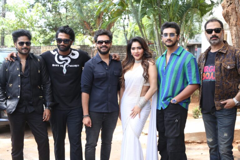 డబ్బులు వర్షంలో వర్జిన్ బాయ్స్ చిత్ర ప్రేక్షకులు