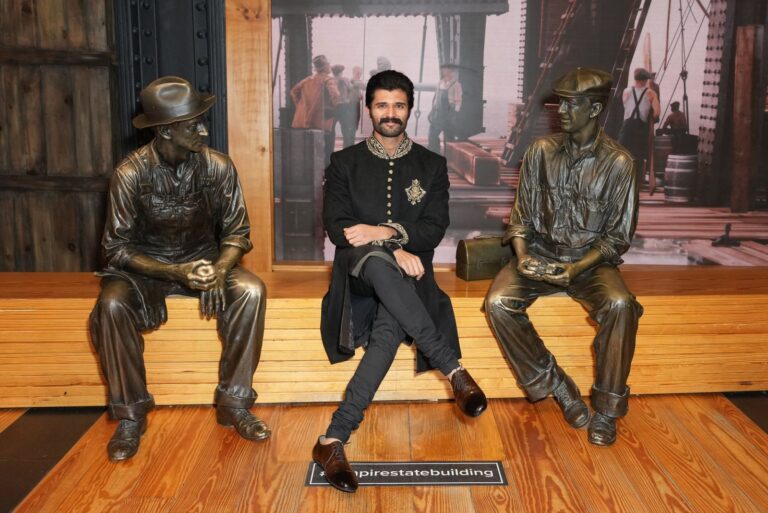 ది వరల్డ్ లార్జెస్ట్ ఇండియా డే పెరేడ్ లో గ్రాండ్ మార్షల్ గా పాల్గొని సందడి చేశారు- విజయ్ దేవరకొండ.