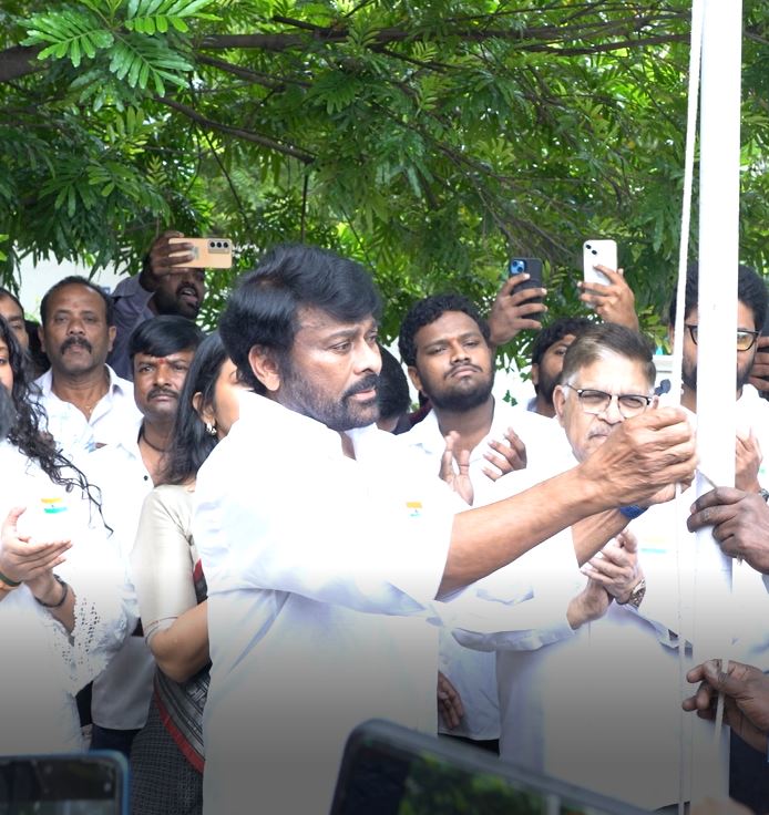 జాతీయ జెండాను ఆవిష్కరించిన మెగాస్టార్ చిరంజీవి